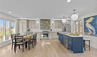 8 J H Dwyer Dr, Middletown, RI 02842