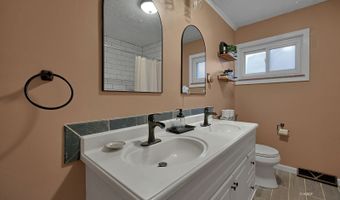 5 Lamar Dr, Athens, OH 45701