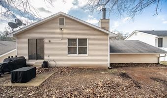 537 Treetop Village Dr, Ballwin, MO 63021