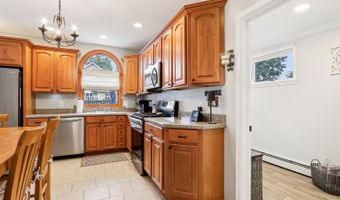 15 5th Ave, Avenel, NJ 07001