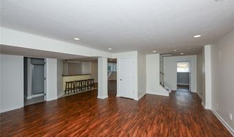 990 Whisperwood Ln, Aurora, OH 44202