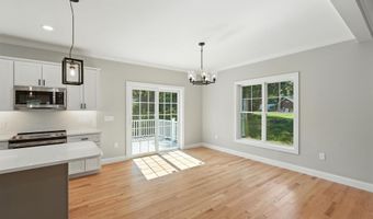 13 Kenwood Cir, Bloomfield, CT 06002