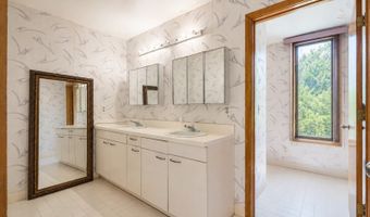 4 High Mountain Trl, Bayonne, NJ 07035