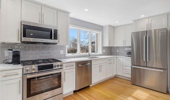 53 River Run Rd, Middletown, RI 02842