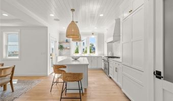 7 Wellington Ave, Newport, RI 02840
