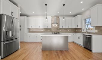 8 Fieldstone Ct 8, Bethel, CT 06801