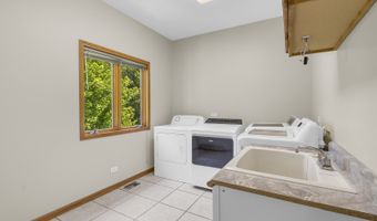 2 Echowood Dr, Algonquin, IL 60102