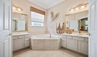 28 Pond View Cir, Barnegat, NJ 08005