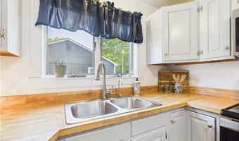 34 Beach Plum Rd, Narragansett, RI 02882