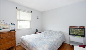 37 Squantum Dr, Middletown, RI 02842
