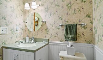 38 Woodside Dr, Albany, NY 12208
