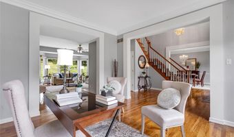 821 Heatherhaven Dr, Ballwin, MO 63011