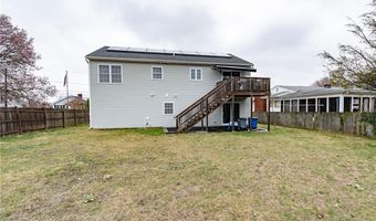 10 Flanders St, Johnston, RI 02919