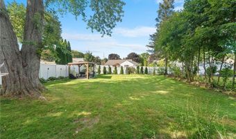 61 School St 2R, Lincoln, RI 02802
