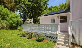 21 Clinton Ave, Newport, RI 02840