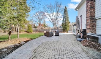 24 W Berkley Dr, Arlington Heights, IL 60004