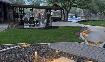 828 Shady Grv, Adkins, TX 78101