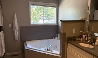 1214 E North St, Algona, IA 50511