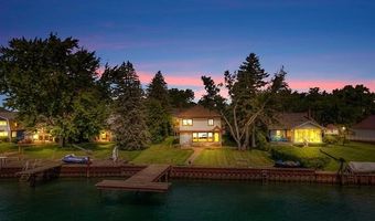 429 Edgewater Dr, Algonac, MI 48001