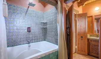 42 Hondo Seco Rd, Arroyo Hondo, NM 87513