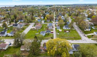 1215 NAVARINO St, Algoma, WI 54201