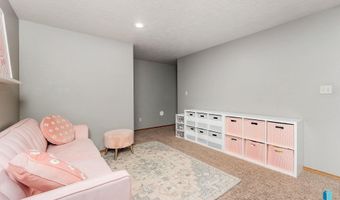 208 W Chapelwood Dr, Brandon, SD 57005