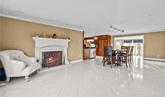 1 Middlebrook Ln, Lincoln, RI 02865