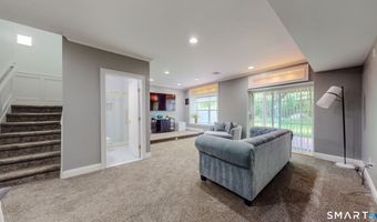 14 Woodcrest Ln 14, Danbury, CT 06810