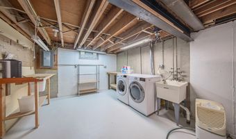2104 S Circle Dr, Ann Arbor, MI 48103