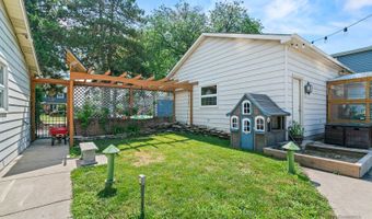 330 N Country Club Dr, Addison, IL 60101
