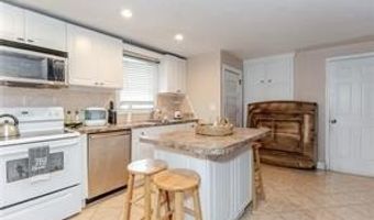 825 Douglas Ave, Providence, RI 02908