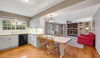 114 Breezeview Dr, Ballwin, MO 63021