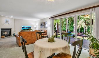 88 Breezewood Cmn, Amherst, NY 14051