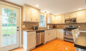 17 Edgewood St, Cromwell, CT 06416