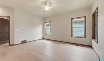2413 E Brek St, Brandon, SD 57005