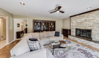 715 W Whiting Ln, Arlington Heights, IL 60004