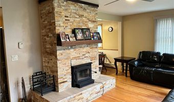 2 Cobble Hill Rd, Lincoln, RI 02865