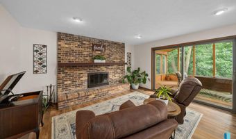 2908 N Oak Rd, Brandon, SD 57005