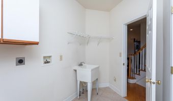 4 Hilander Dr, Albany, NY 12211