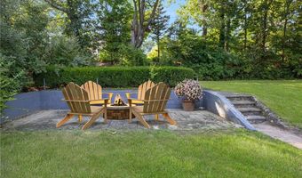 83 FESSENDEN St, Warwick, RI 02886