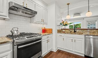903 Larson Dr 903, Danbury, CT 06810