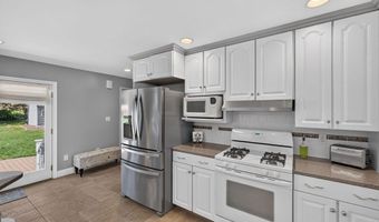 63 Ansel White Dr, Acushnet, MA 02743