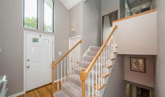 1878 Ridgeview Circle Dr, Ballwin, MO 63021