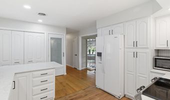 11 James Dr, Albany, NY 12211
