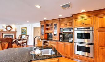 3 Spinnaker Dr, Barrington, RI 02806