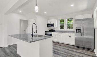13 E KING St, Abbottstown, PA 17301