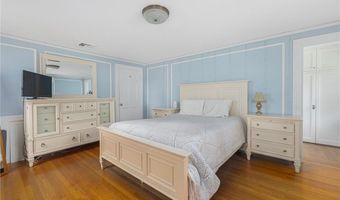 2 Carvin Ct, Warwick, RI 02886