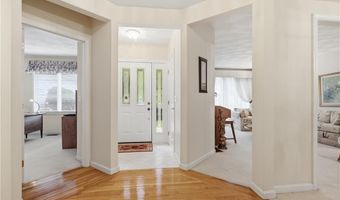 7 Foxwood Dr, Lincoln, RI 02865