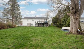 37 Squantum Dr, Middletown, RI 02842