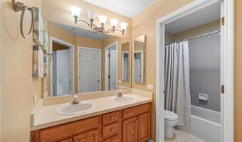 6 Waverly Ct, Algonquin, IL 60102